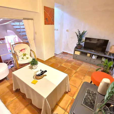 The Old Town Artist Workshop, Impressive Rooftop, Terrace With Amazing Views And Sea Views, Bbq, Air Conditioner, Wifi דירה *